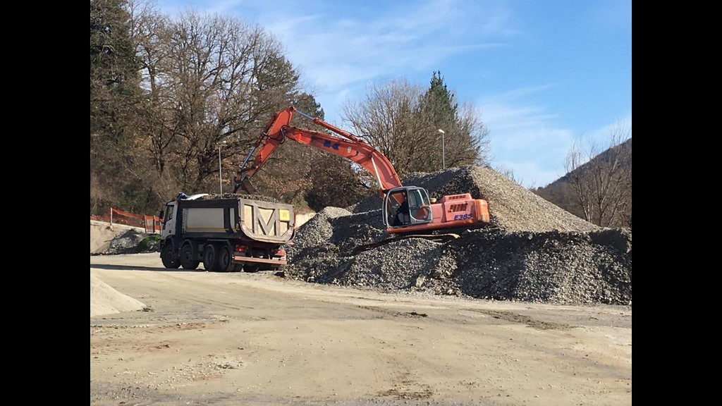 Cassonato ed Escavatore E385 